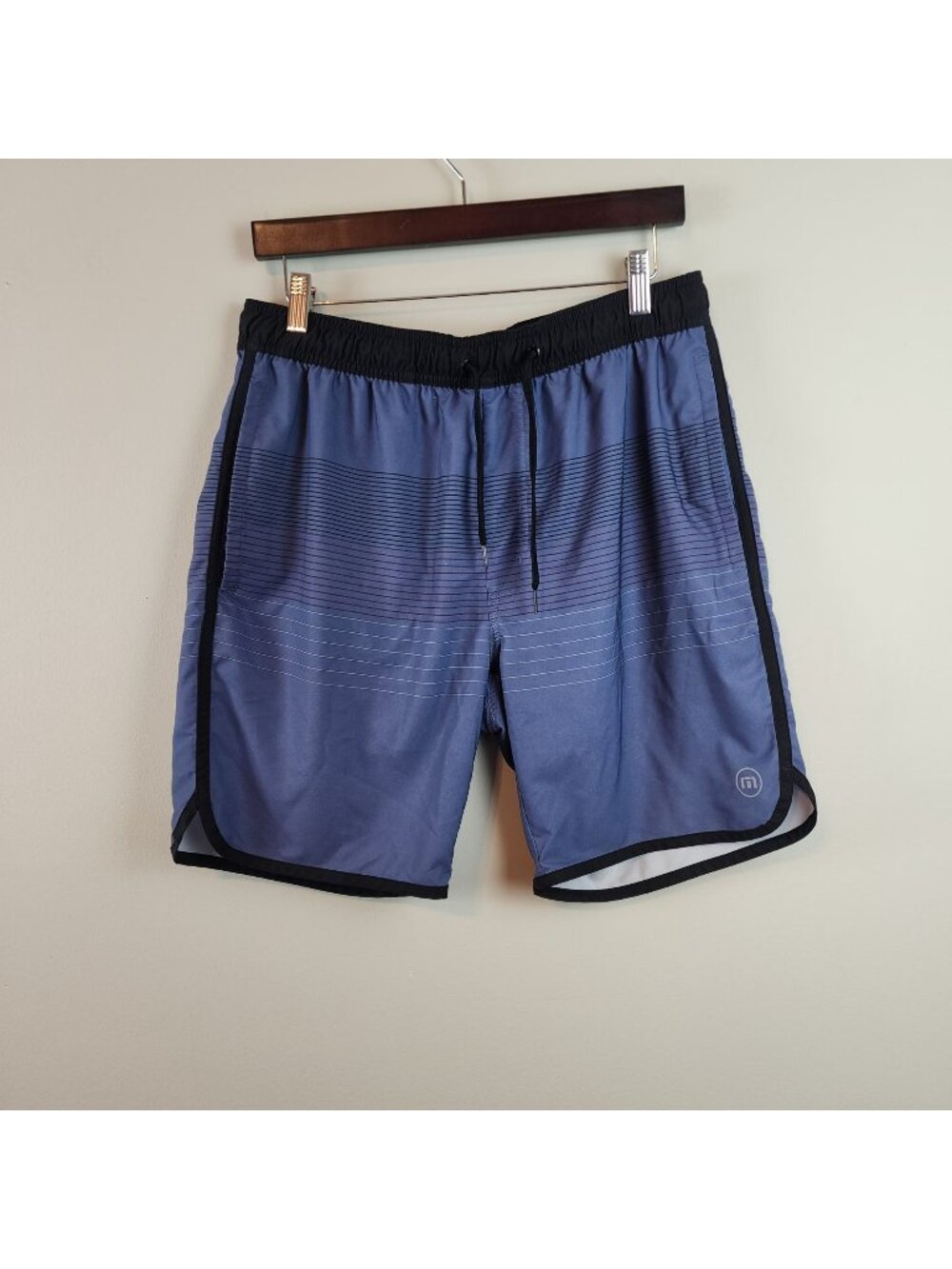 Travis Mathew men size L blue stripes elastic waist athleisure golf shorts
